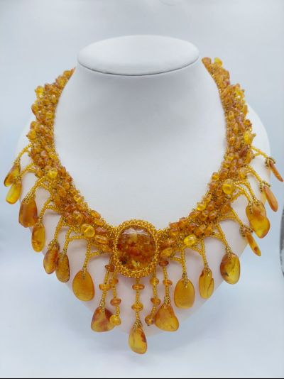 Колье из Чешского бисера ,  янтаря , с кабошоном из ювелирной смолы с янтарем 01090