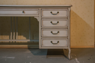 Письменный стол с боковой тумбой и одним ящиком под столешницей.