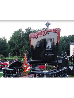 Фото горизонтального памятника на могилу с красной плащаницей в СПб