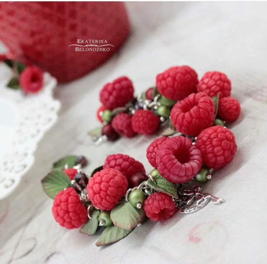 Браслет с малиной из полимерной глины, работа Екатерины Белоножко. Выполнен молдом "Мини малинки" и "Лист малины"