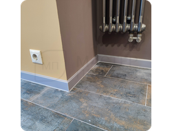 Плинтус ХДФ Dollken Cubu Flex Life 60мм Х 2,5 м 1246 Серебро платина в интерьере 6