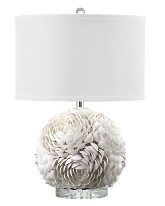 Настольная лампа с основанием из натуральных ракушек в форме шара и белым абажуром.