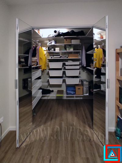 Зеркальные двери для ниши и гардеробной из 4-х створок