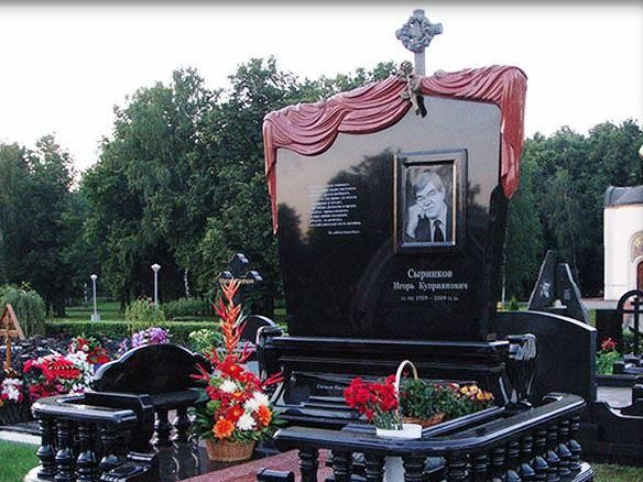 Памятники крест с плащаницей