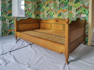 Кровать, в виде софы на резных ножках.