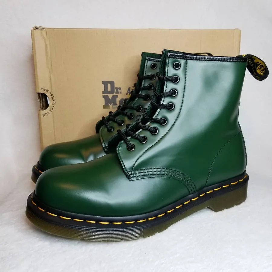 Дерзкие ботинки DR. Martens унисекс из натуральной кожи в трендовом зеленом цвете. 