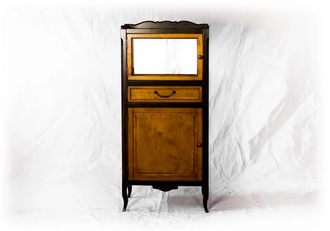 Витрина низкая, узкая на резных ножках.