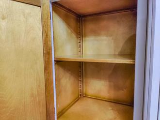 Библиотека многосекционная в классическом стиле.