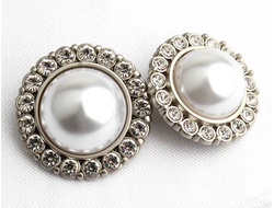 ПУГОВИЦЫ МЕТАЛЛИЧЕСКИЕ СО СТРАЗАМИ И ЖЕМЧУГОМ, 25 мм. 50 шт. Р-000133. Цвет: перламутровый/серебристый