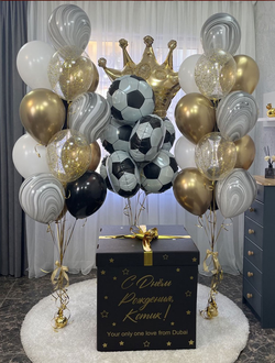 Коробка-сюрприз с футбольными мячами + корона и 2 фонтана шаров рядом