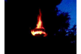 Если бы это был костёр было бы красиво, но это горит дымоход.