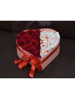КОРОБКА В ФОРМЕ СЕРДЦА С КРАСНЫМИ РОЗАМИ И РАФАЭЛЛО