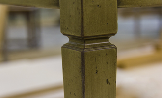 Банкетка малая на прямых точеных ножках с мягким сиденьем.