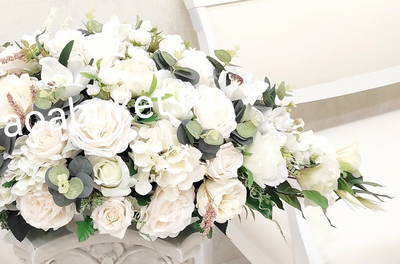 Дизайнерская Композиция из искусственных цветов светлых оттенков на стол, камин, президиум - Купить