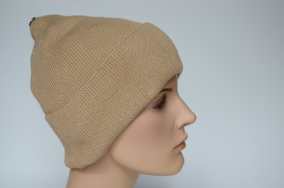 Итальянская бежевая шапка с отворотом