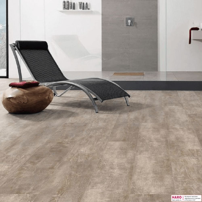 Дизайнерский пол Disano Classic Aqua Дуб Винтаж серо-бежевый 536249 в интерьере комнаты