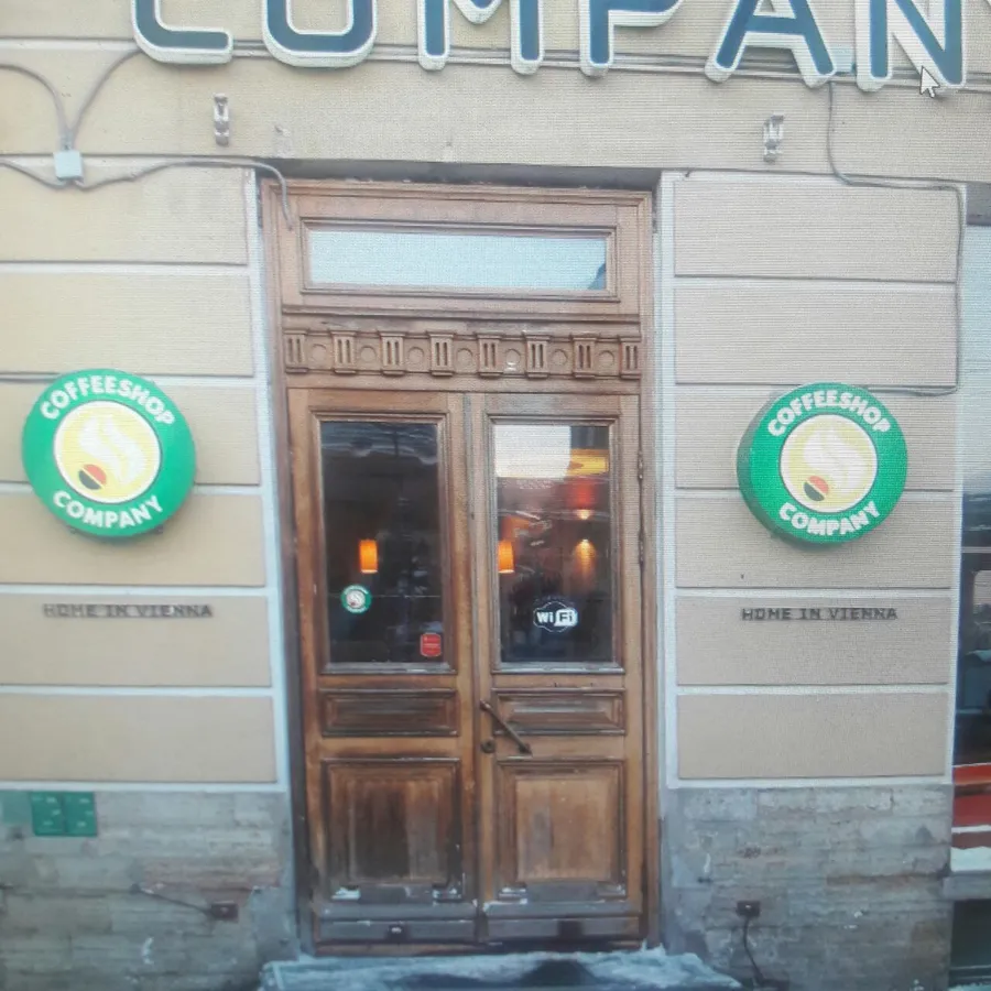 Снимок дверей за год до реставрации