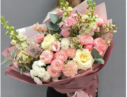 Букет с маттиолой и пиановидной розой  "Крылья ангела"