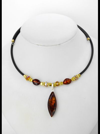 Колье на пружине с янтарем и бижутерией