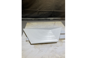 После того как фрезерный станок с ЧПУ вырезал заготовку, она шлифуется и покрывается специальным составом.