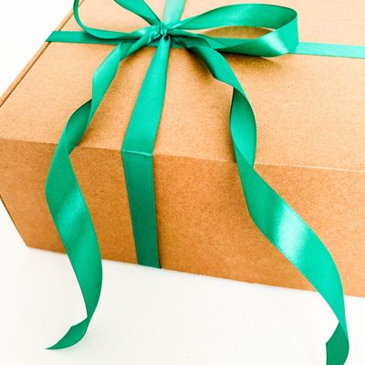 Подарочная коробка GILEV 37х26х12см с наполнителем и зелёной лентой