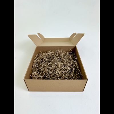 Большая подарочная коробка GILEV 37x37x14 см с бордовой лентой и наполнителем крафт