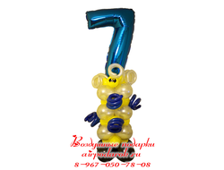 Композиция с голубой фольгированной цифрой 7  на основании, оформленном в расцветках Бэтмэна