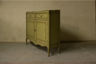 Двухстворчатый комод с 2 ящиками.