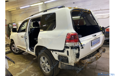 Рестайлинг Land Cruiser 200 из 2011 в 2021 год (классика, темные фары)