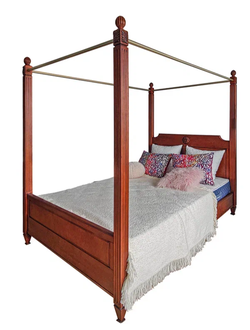 Кровать с балдахином.