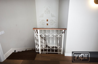 л-5/6. Лестница с металлическим ограждением. Поручень, ступени - массив ясеня