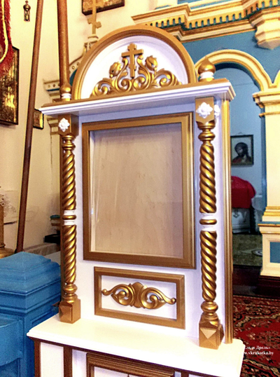 Напольный киот белый