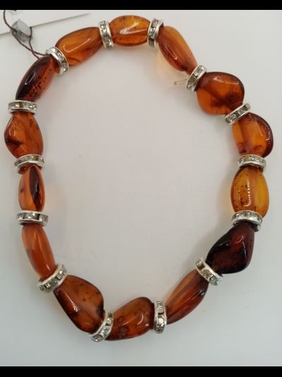 Браслет из натурального янтаря на резинке с бижутерией