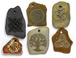 Кулоны, резьба по гальке (талисманы, амулеты)
