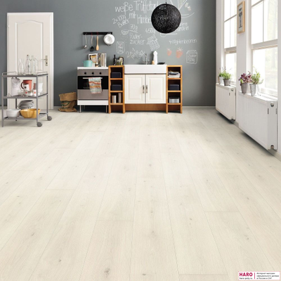 Декор ламината Haro Tritty 100 Gran Via Дуб Эмилия Белый 538765 в интерьере гостиной