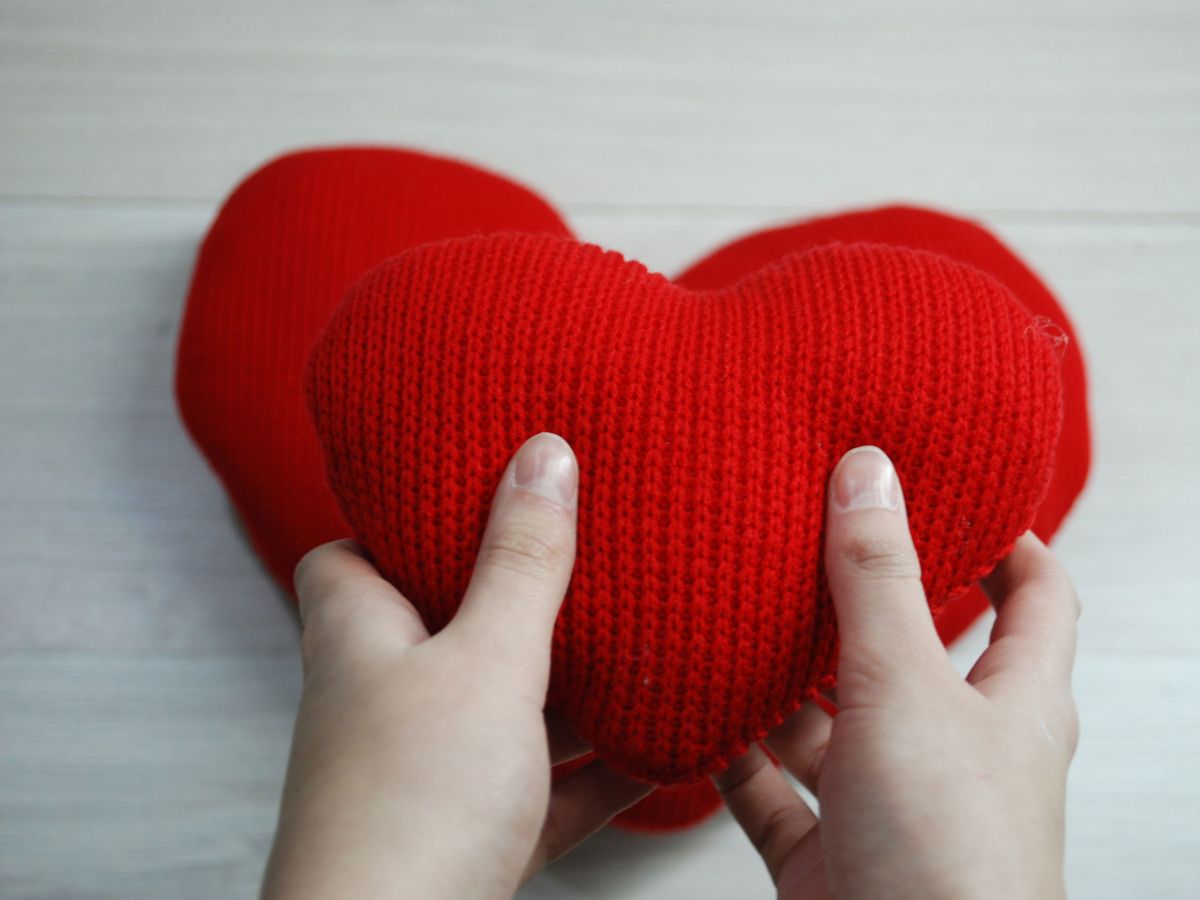 Сердечки не игрушки. Подушка сердечки. Мягкая игрушка сердце. Сердце с игрушкой. Подушка в виде сердца.