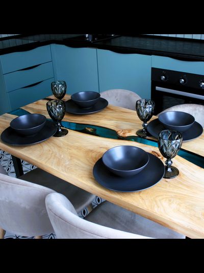 стол река из эпоксидной смолы для студии лазурного цвета