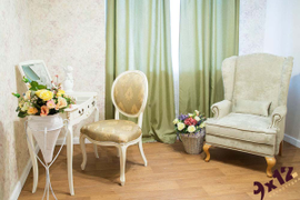 В интерьере фотостудии 9х12 использовано:
Английское кресло с ушами, велюр, цвет Олива 
http://дома-хорошо.рф/products/category/1841063
