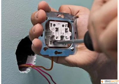 Установка одноклавишного выключателя в стене квартиры ИВАНМАСТЕР