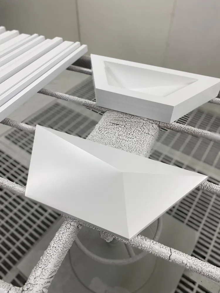 Далее опять шлифуется, снова покрывается специальным составом и опять шлифуется, на этот раз уже финишно под заливку полиуретаном.