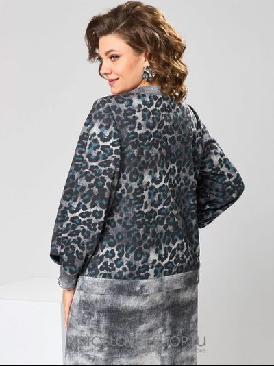 Стильный костюм в деловом стиле, состоящий из жакета и юбки