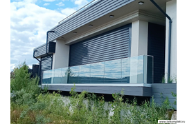 Стеклянные ограждения  террасы на алюминиевом анодированном профиле. Стекло закаленное триплекс толщиной 12мм (6+2+6)