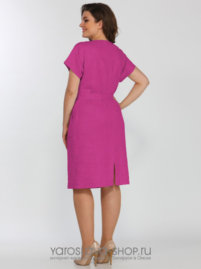 Летнее платье прямого силуэта цвета фуксии на пуговицах