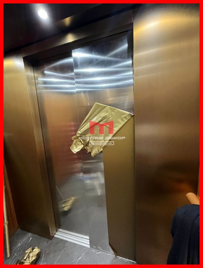 Демонтаж (снятие) старой плёнки с двери лифта