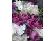 Необычный букет из пионовидных роз, вероники и гортензии в яркой цветовой гамме