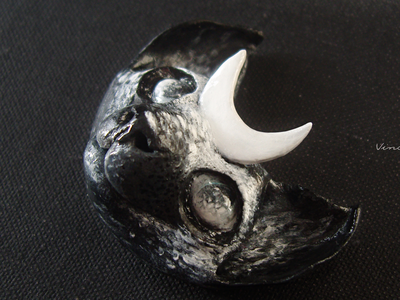 Необычная брошь в стиле фэнтези "Лунный котик - заклинатель звёзд"