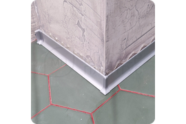 Пример использования алюминиевого плинтуса ПЛ 40 для зонирования пространства.