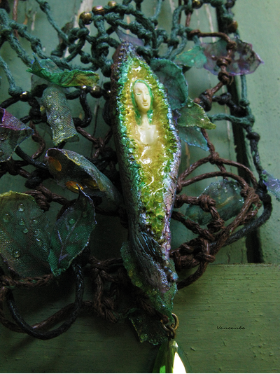 Волшебное колье "Дриада - Дух Живого Леса" с застывшими капельками и шёлковыми листьями