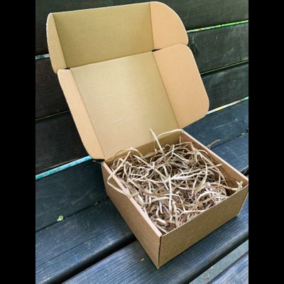 Подарочная коробка GILEV 16х16х8см с наполнителем и красной лентой