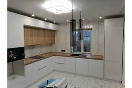 Кухня белая с антресолями